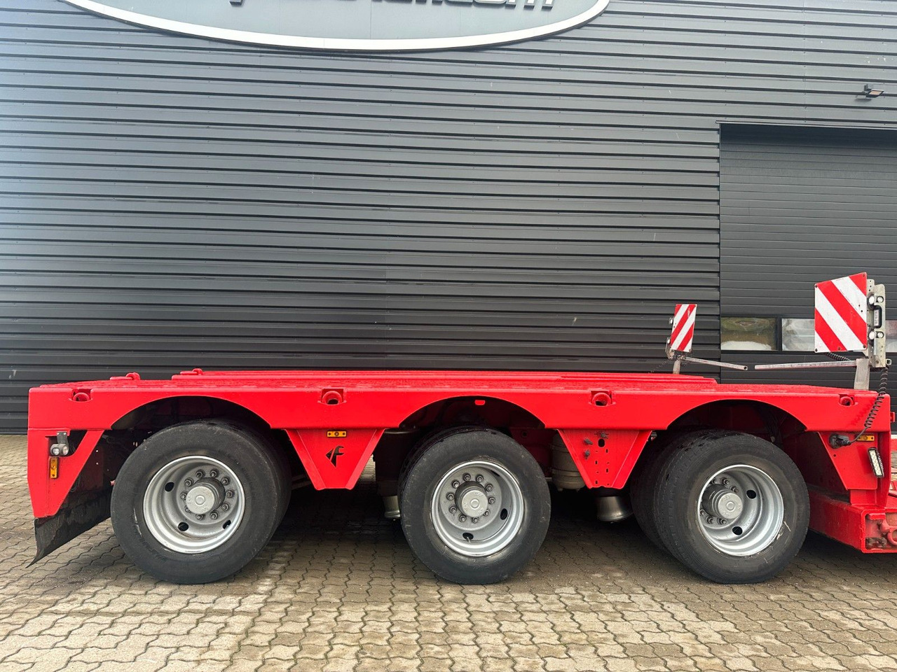 Faymonville 3 achs Tiefbett 300 mm Faymonville Megamax 3 achs Tiefbett 300 mm - Madal platvormpoolhaagis: pilt 3 Faymonville 3 achs Tiefbett 300 mm Faymonville Megamax 3 achs Tiefbett 300 mm - Madal platvormpoolhaagis: pilt 3