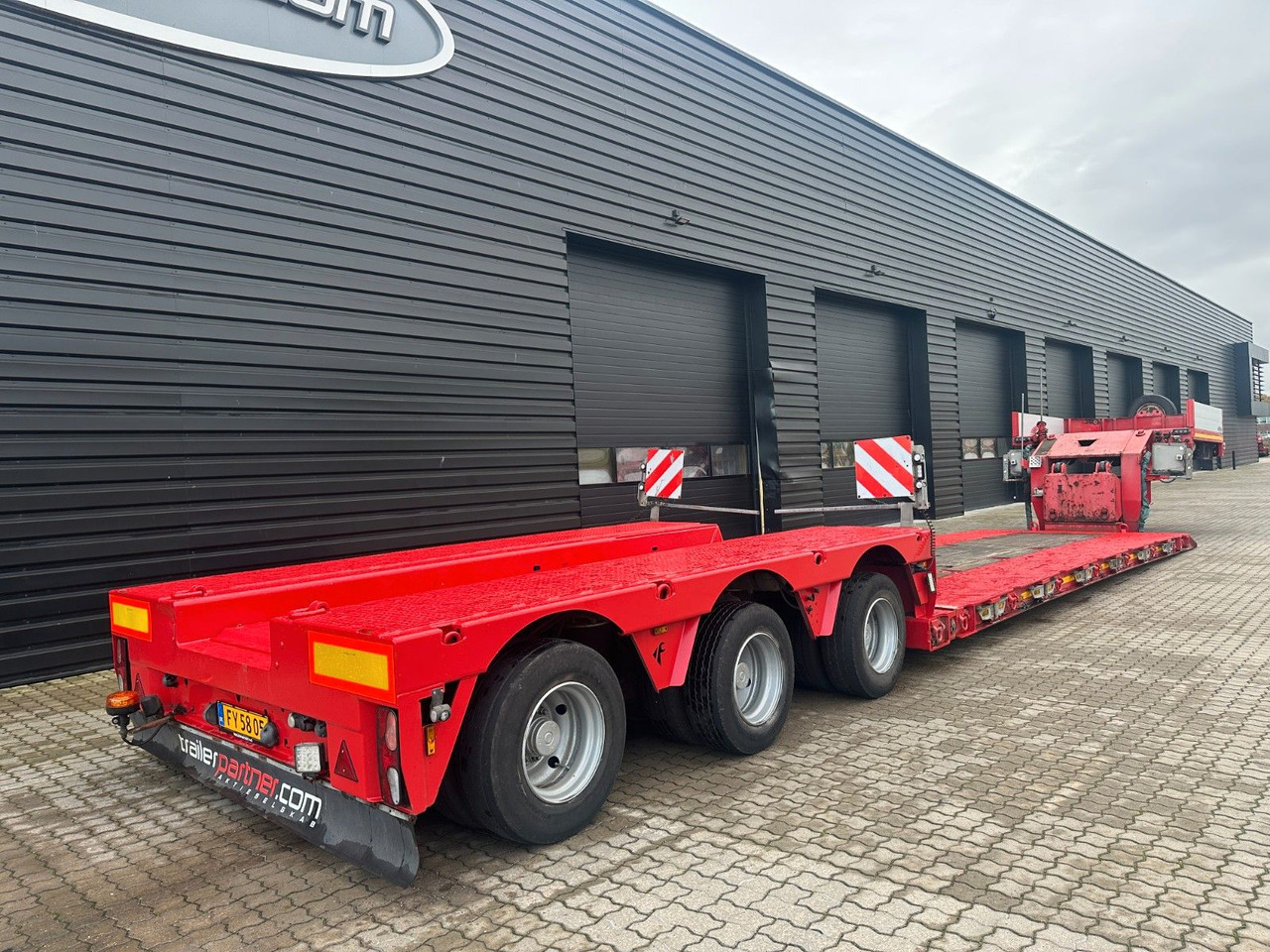 Faymonville 3 achs Tiefbett 300 mm Faymonville Megamax 3 achs Tiefbett 300 mm - Madal platvormpoolhaagis: pilt 2 Faymonville 3 achs Tiefbett 300 mm Faymonville Megamax 3 achs Tiefbett 300 mm - Madal platvormpoolhaagis: pilt 2