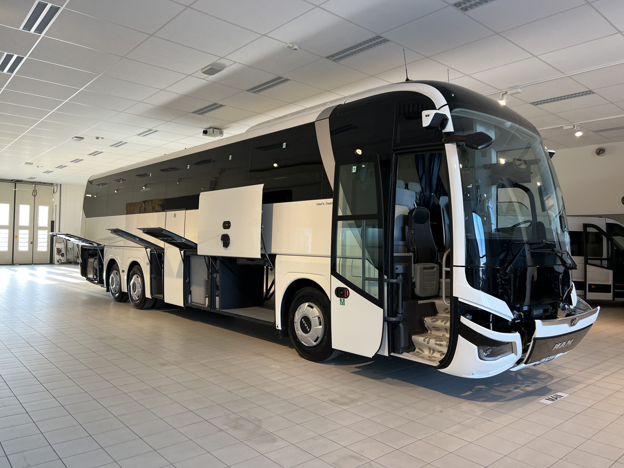 Kaugsõidu buss MAN Lions Coach R08 Euro 6E (Dark Edition): pilt 48