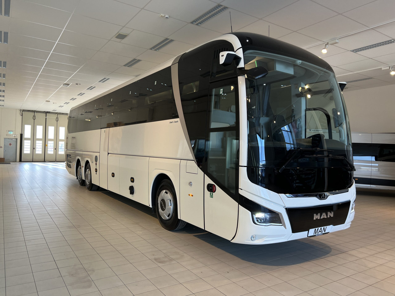 MAN Lions Coach R09 Euro 6E (Dark Edition) - Kaugsõidu buss: pilt 1 MAN Lions Coach R09 Euro 6E (Dark Edition) - Kaugsõidu buss: pilt 1