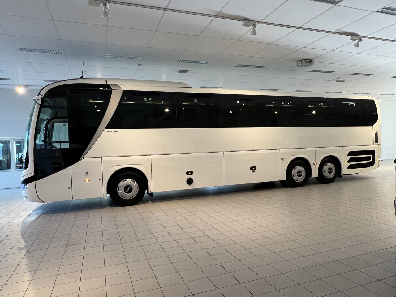 MAN Lions Coach R09 Euro 6E (Dark Edition) - Kaugsõidu buss: pilt 4 MAN Lions Coach R09 Euro 6E (Dark Edition) - Kaugsõidu buss: pilt 4