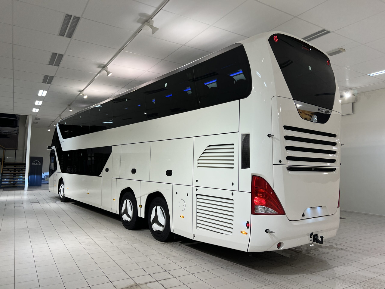NEOPLAN SKYLINER P06 Euro 6E V.I.P / Exclusive Class (Dark Edition) - Kaugsõidu buss: pilt 4 NEOPLAN SKYLINER P06 Euro 6E V.I.P / Exclusive Class (Dark Edition) - Kaugsõidu buss: pilt 4