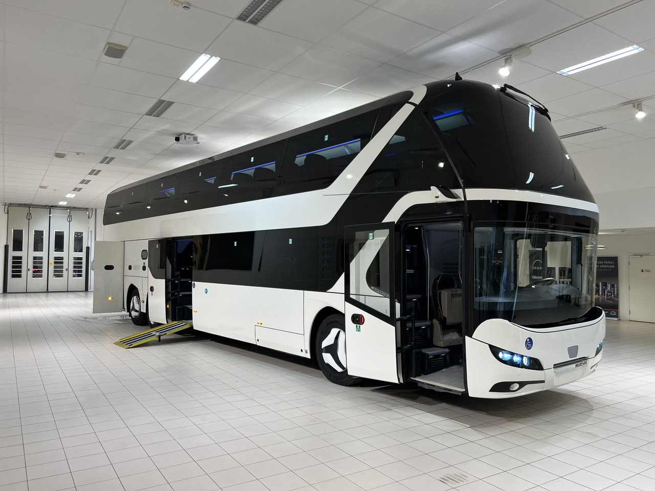 NEOPLAN SKYLINER P06 Euro 6E V.I.P / Exclusive Class (Dark Edition) - Kaugsõidu buss: pilt 1 NEOPLAN SKYLINER P06 Euro 6E V.I.P / Exclusive Class (Dark Edition) - Kaugsõidu buss: pilt 1