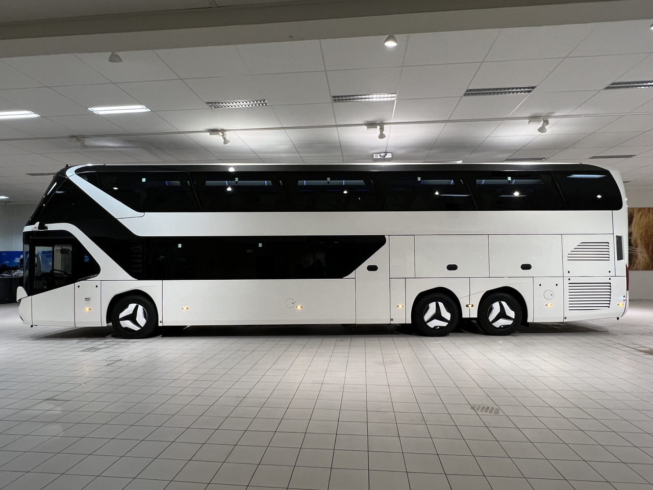 NEOPLAN SKYLINER P06 Euro 6E V.I.P / Exclusive Class (Dark Edition) - Kaugsõidu buss: pilt 3 NEOPLAN SKYLINER P06 Euro 6E V.I.P / Exclusive Class (Dark Edition) - Kaugsõidu buss: pilt 3