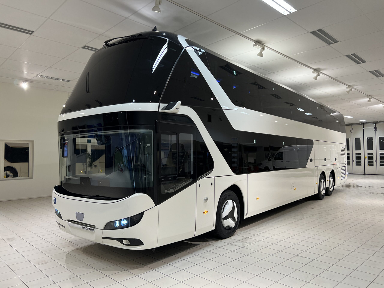 NEOPLAN SKYLINER P06 Euro 6E V.I.P / Exclusive Class (Dark Edition) - Kaugsõidu buss: pilt 2 NEOPLAN SKYLINER P06 Euro 6E V.I.P / Exclusive Class (Dark Edition) - Kaugsõidu buss: pilt 2