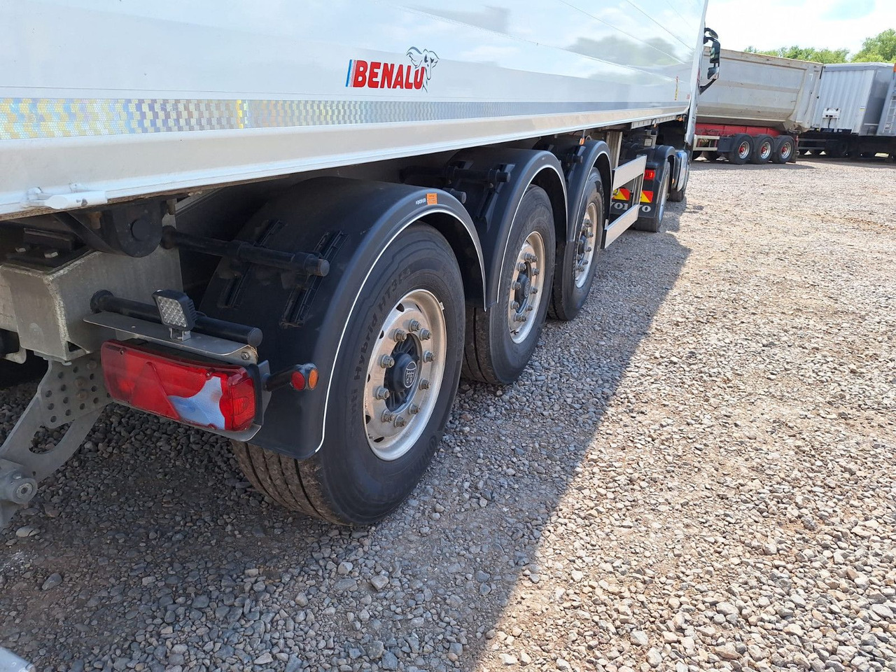 Benalu Bulkliner S 95 50m³ Kombiklappe - Kallur-poolhaagis: pilt 3 Benalu Bulkliner S 95 50m³ Kombiklappe - Kallur-poolhaagis: pilt 3