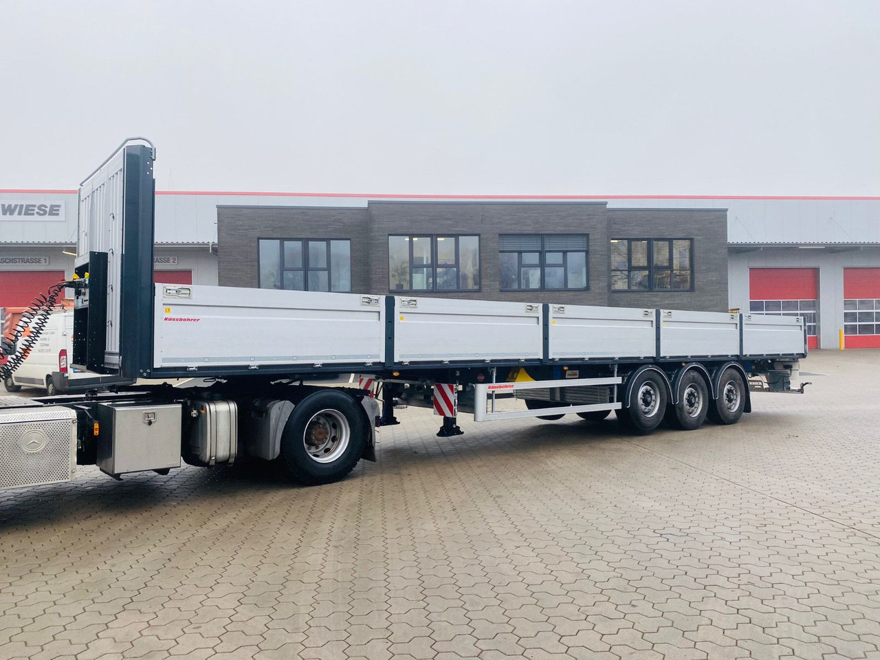 Kässbohrer Bordwandauflieger Twistlocks - Platvorm/ Madelpoolhaagis: pilt 1 Kässbohrer Bordwandauflieger Twistlocks - Platvorm/ Madelpoolhaagis: pilt 1