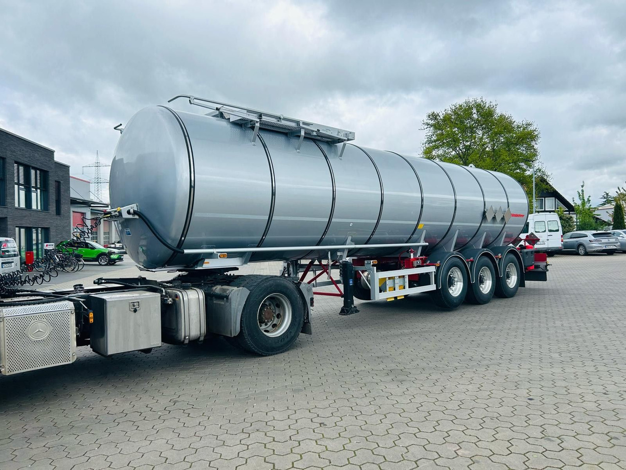 Kässbohrer STS.SS Edelstahl Tankauflieger Bitumen 32m³ - Tsistern poolhaagis: pilt 2 Kässbohrer STS.SS Edelstahl Tankauflieger Bitumen 32m³ - Tsistern poolhaagis: pilt 2