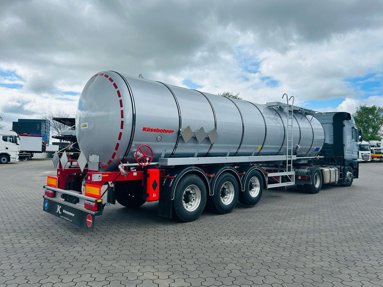 Kässbohrer STS.SS Edelstahl Tankauflieger Bitumen 32m³ - Tsistern poolhaagis: pilt 1 Kässbohrer STS.SS Edelstahl Tankauflieger Bitumen 32m³ - Tsistern poolhaagis: pilt 1