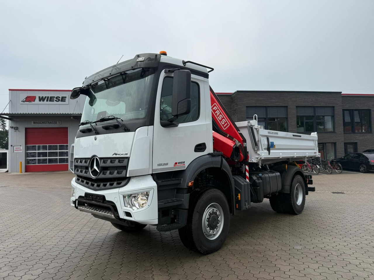 Mercedes-Benz Arocs 1835 4x2 Meiller Fassi F135 Kran Kipper - Kallurauto, Kraanaga veoauto: pilt 1 Mercedes-Benz Arocs 1835 4x2 Meiller Fassi F135 Kran Kipper - Kallurauto, Kraanaga veoauto: pilt 1