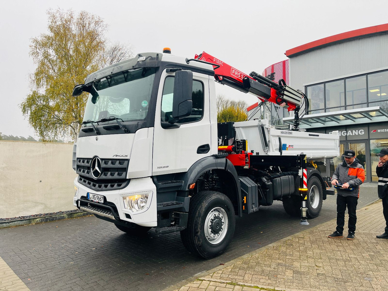 Mercedes-Benz Arocs 1835 4x4 Meiller Fassi F135 Kran Kipper - Kallurauto, Kraanaga veoauto: pilt 1 Mercedes-Benz Arocs 1835 4x4 Meiller Fassi F135 Kran Kipper - Kallurauto, Kraanaga veoauto: pilt 1