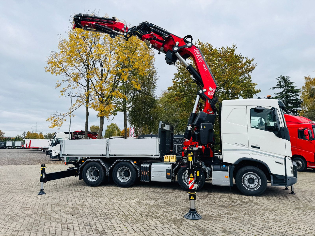 Volvo FH 500 8x4 Kran F820 RA2.27 Jib & Winde Sofort - Sadulveok: pilt 2 Volvo FH 500 8x4 Kran F820 RA2.27 Jib & Winde Sofort - Sadulveok: pilt 2