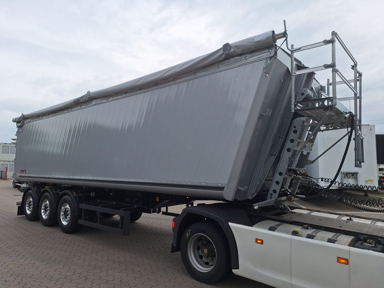 Schmitz Cargobull Kipper 52m³ mit gekröpftem Chassis - Kallur-poolhaagis: pilt 2 Schmitz Cargobull Kipper 52m³ mit gekröpftem Chassis - Kallur-poolhaagis: pilt 2