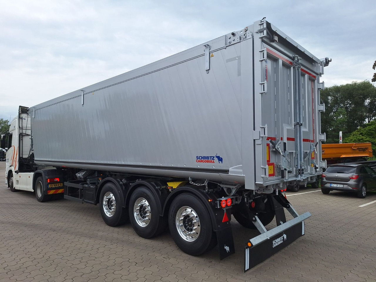 Schmitz Cargobull Kipper 52m³ mit gekröpftem Chassis - Kallur-poolhaagis: pilt 1 Schmitz Cargobull Kipper 52m³ mit gekröpftem Chassis - Kallur-poolhaagis: pilt 1