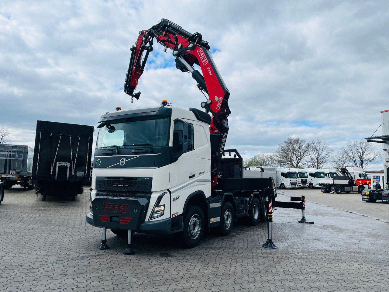 Volvo FH 500 8x4 Kran F820 RA2.27 Jib & Winde Sofort - Veoauto, Kraanaga veoauto: pilt 1 Volvo FH 500 8x4 Kran F820 RA2.27 Jib & Winde Sofort - Veoauto, Kraanaga veoauto: pilt 1
