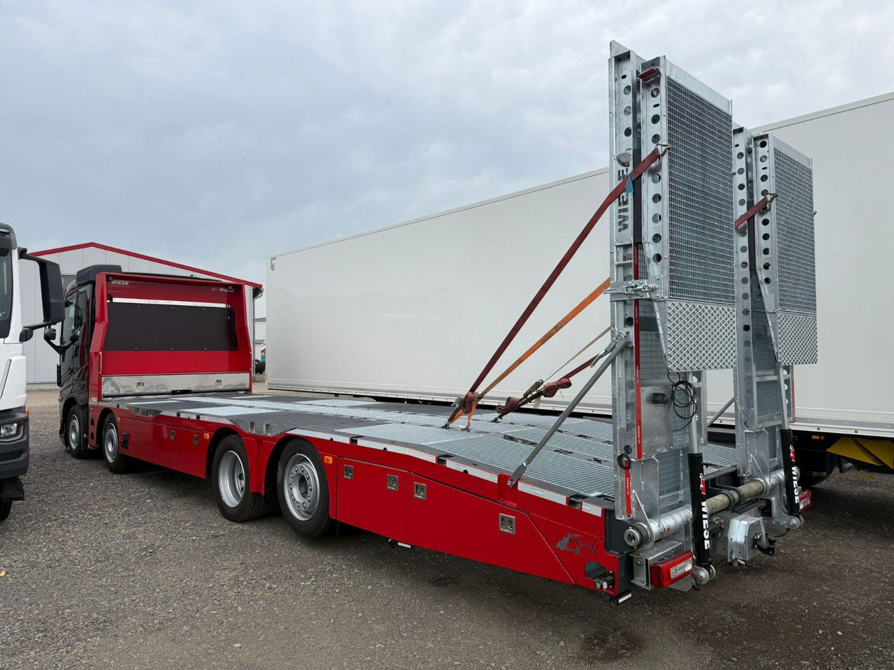 Volvo Arbeitsbühnen Baumaschinentransporter mit Rampen - Puksiirauto: pilt 3 Volvo Arbeitsbühnen Baumaschinentransporter mit Rampen - Puksiirauto: pilt 3