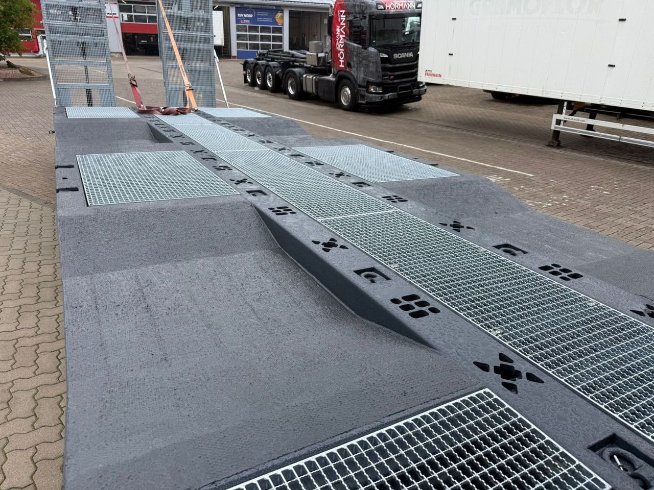 Volvo Arbeitsbühnen Baumaschinentransporter mit Rampen - Treilerveoauto: pilt 4 Volvo Arbeitsbühnen Baumaschinentransporter mit Rampen - Treilerveoauto: pilt 4