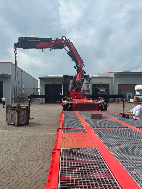 Uus Platvorm/ Madelpoolhaagis Wiese Stufensattel Tieflader mit Kran Fassi F545: pilt 13