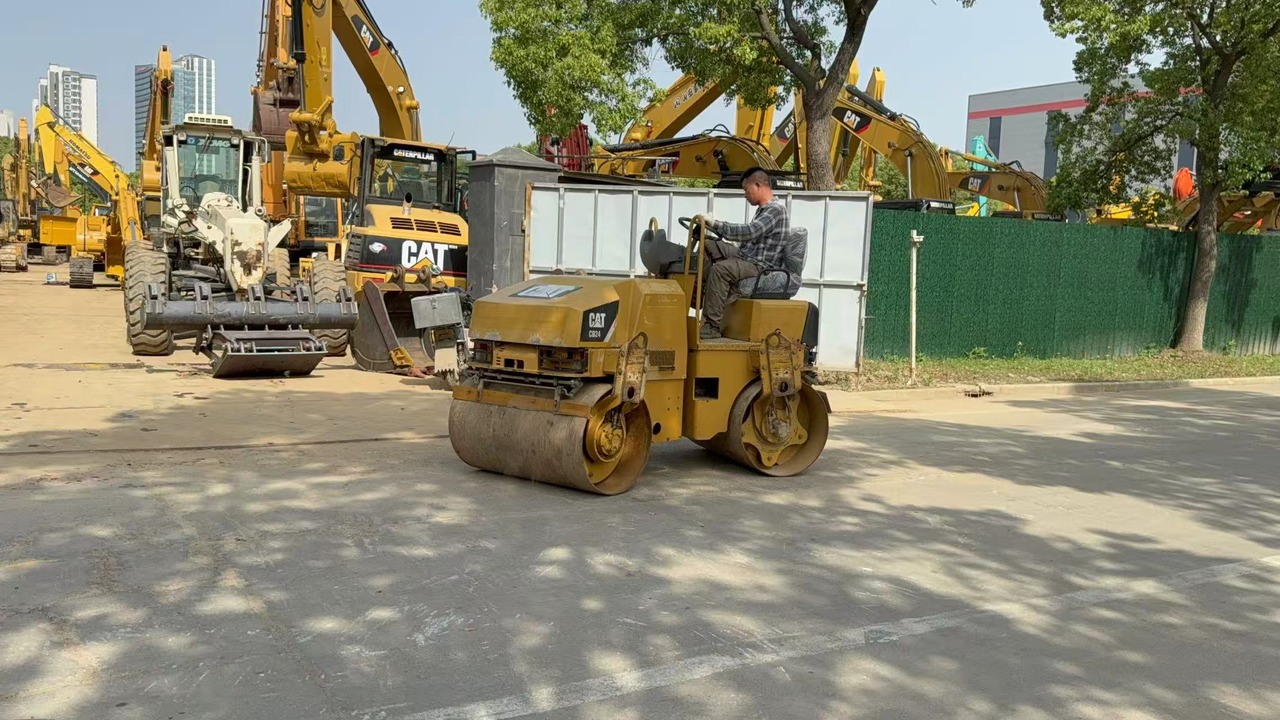 CATERPILLAR CB24B - Rullija: pilt 1 CATERPILLAR CB24B - Rullija: pilt 1