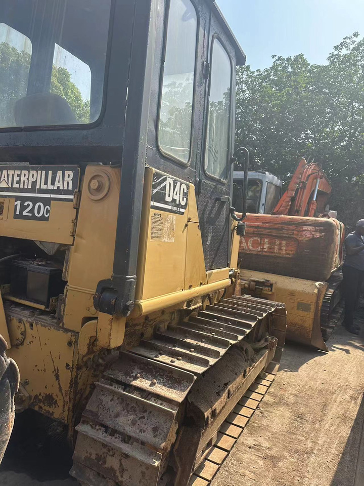 CATERPILLAR D4C - Buldooser: pilt 3 CATERPILLAR D4C - Buldooser: pilt 3