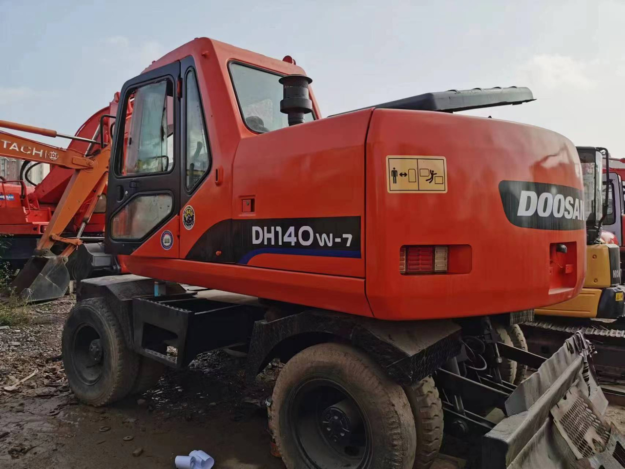 DOOSAN DH140W-7 - Ratastel ekskavaator: pilt 1 DOOSAN DH140W-7 - Ratastel ekskavaator: pilt 1