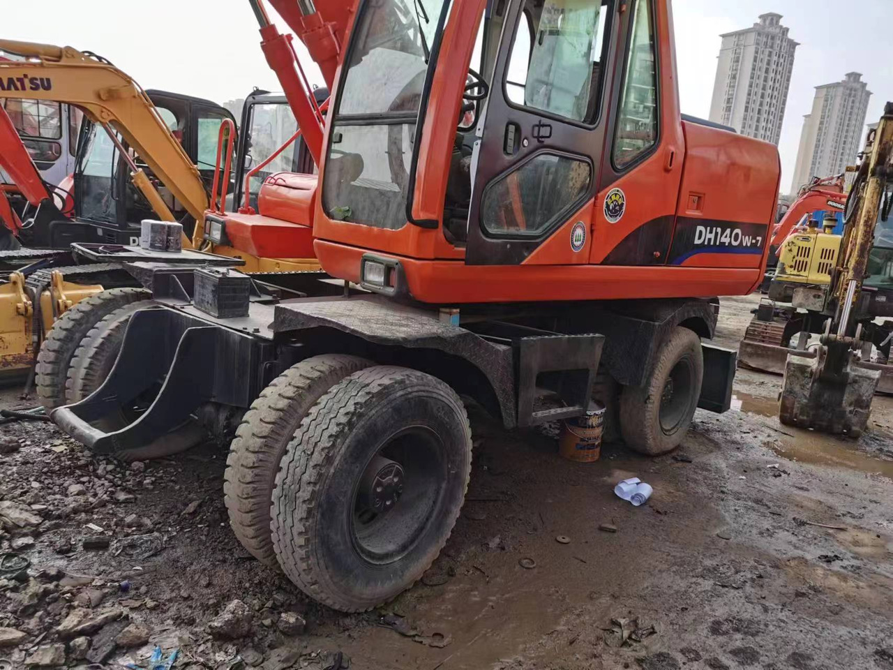 DOOSAN DH140W-7 - Ratastel ekskavaator: pilt 4 DOOSAN DH140W-7 - Ratastel ekskavaator: pilt 4