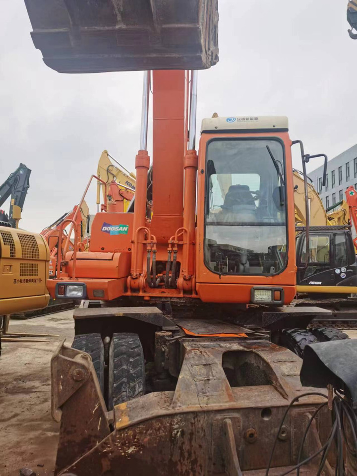 DOOSAN DH210W-7 - Ratastel ekskavaator: pilt 4 DOOSAN DH210W-7 - Ratastel ekskavaator: pilt 4