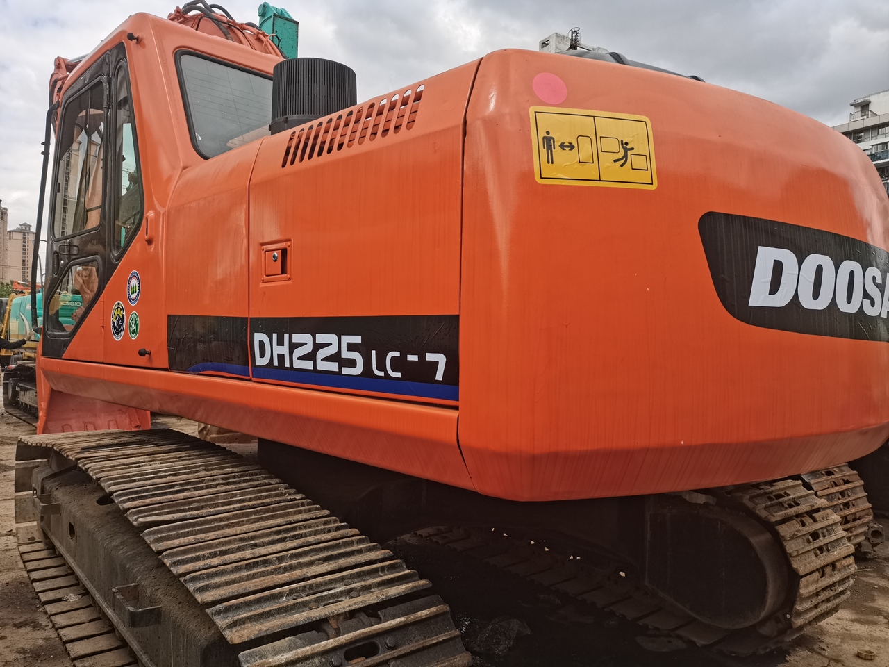 DOOSAN DH225LC-7 - Lintekskavaator: pilt 2 DOOSAN DH225LC-7 - Lintekskavaator: pilt 2