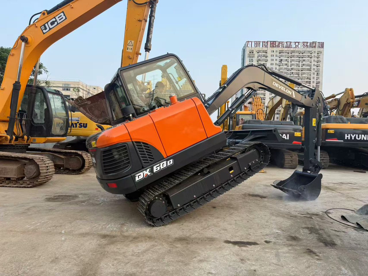 DOOSAN DX60D-10 - Lintekskavaator: pilt 1 DOOSAN DX60D-10 - Lintekskavaator: pilt 1