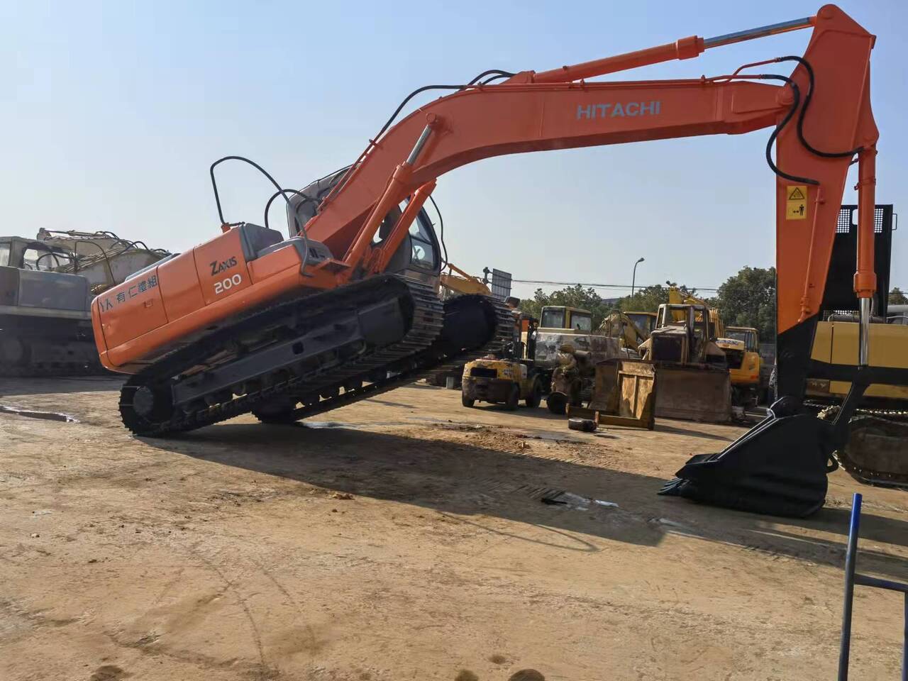 HITACHI ZX200-6 - Lintekskavaator: pilt 3 HITACHI ZX200-6 - Lintekskavaator: pilt 3