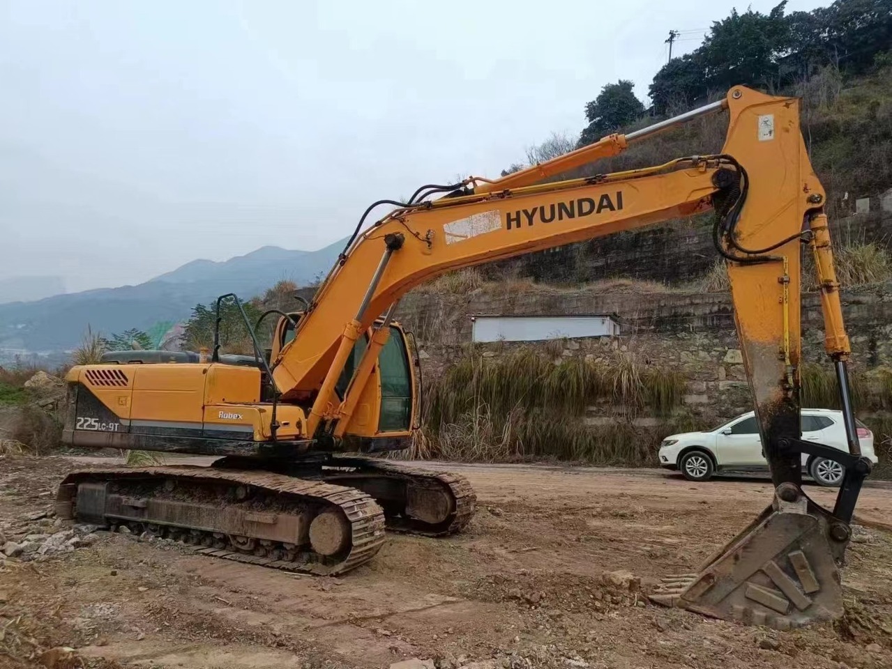 HYUNDAI 225LC-9T - Lintekskavaator: pilt 2 HYUNDAI 225LC-9T - Lintekskavaator: pilt 2