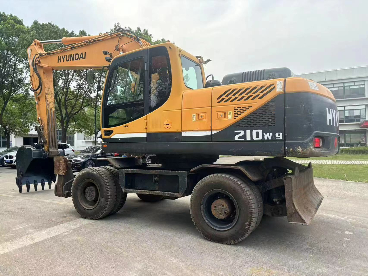 Ratastel ekskavaator HYUNDAI R210W-9: pilt 6