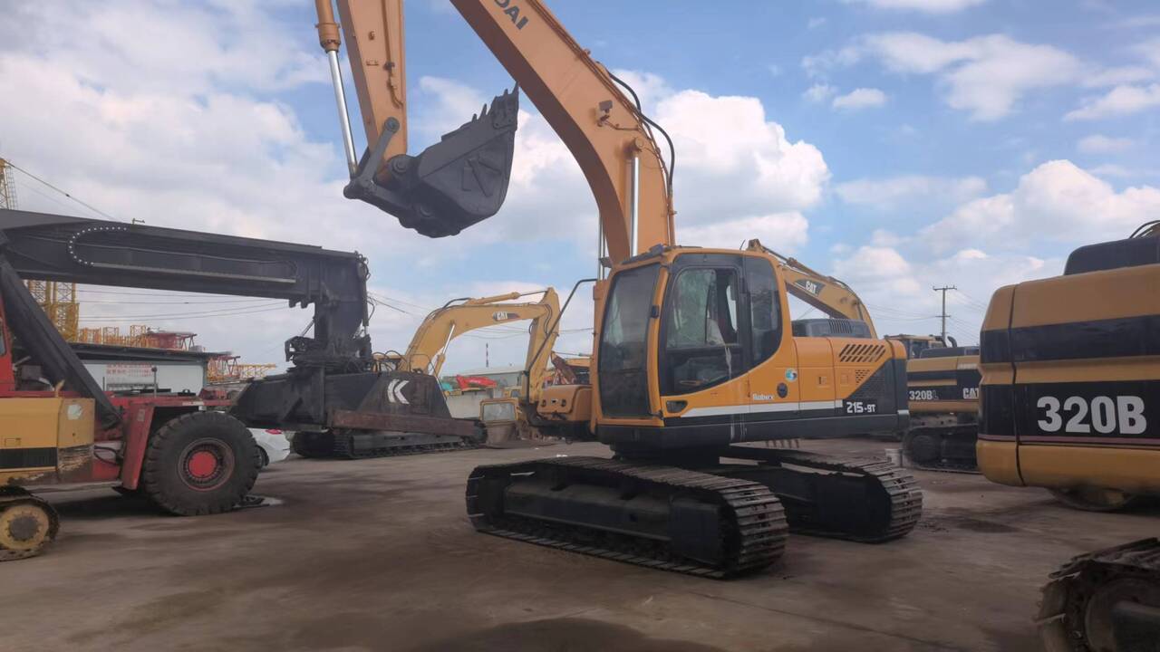 HYUNDAI R215-9T - Lintekskavaator: pilt 1 HYUNDAI R215-9T - Lintekskavaator: pilt 1