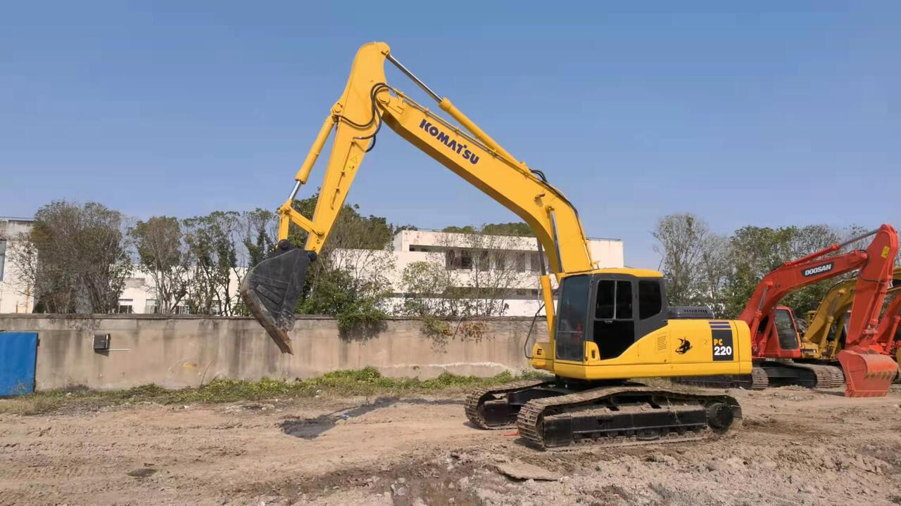 KOMATSU PC220-7 - Lintekskavaator: pilt 2 KOMATSU PC220-7 - Lintekskavaator: pilt 2
