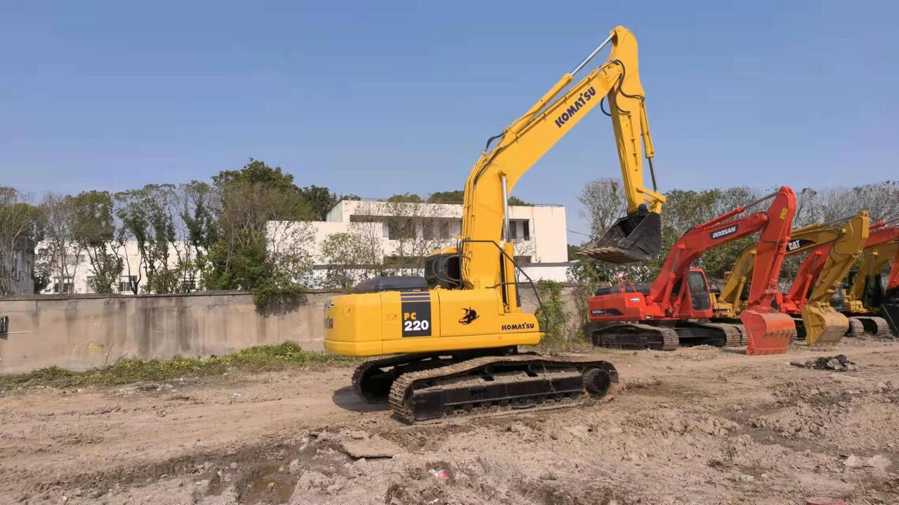 KOMATSU PC220-7 - Lintekskavaator: pilt 4 KOMATSU PC220-7 - Lintekskavaator: pilt 4