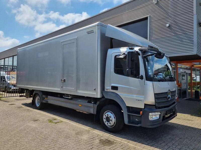 Mercedes-Benz Atego 1218 Koffer/ Ladebordwand/ Airco/ Grau Metallic - Kasti veoauto: pilt 1 Mercedes-Benz Atego 1218 Koffer/ Ladebordwand/ Airco/ Grau Metallic - Kasti veoauto: pilt 1