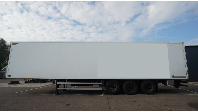 Jumbo 3 AXLE CLOSED BOX - Furgoonpoolhaagis: pilt 1 Jumbo 3 AXLE CLOSED BOX - Furgoonpoolhaagis: pilt 1