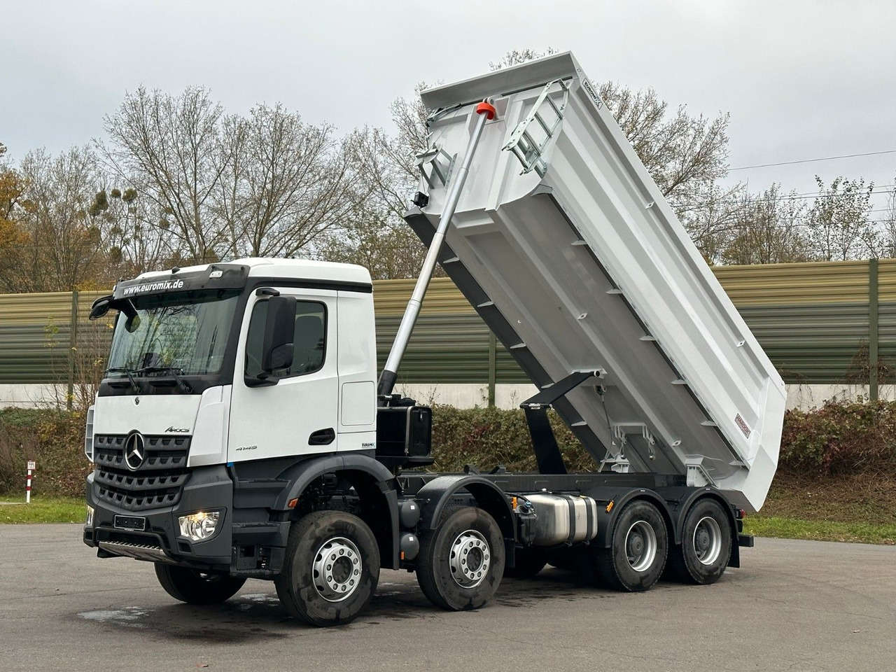 Mercedes-Benz AROCS 5 4145 8X4 E6e EuromixMTP 18m³ Kipper - Kallurauto: pilt 1 Mercedes-Benz AROCS 5 4145 8X4 E6e EuromixMTP 18m³ Kipper - Kallurauto: pilt 1