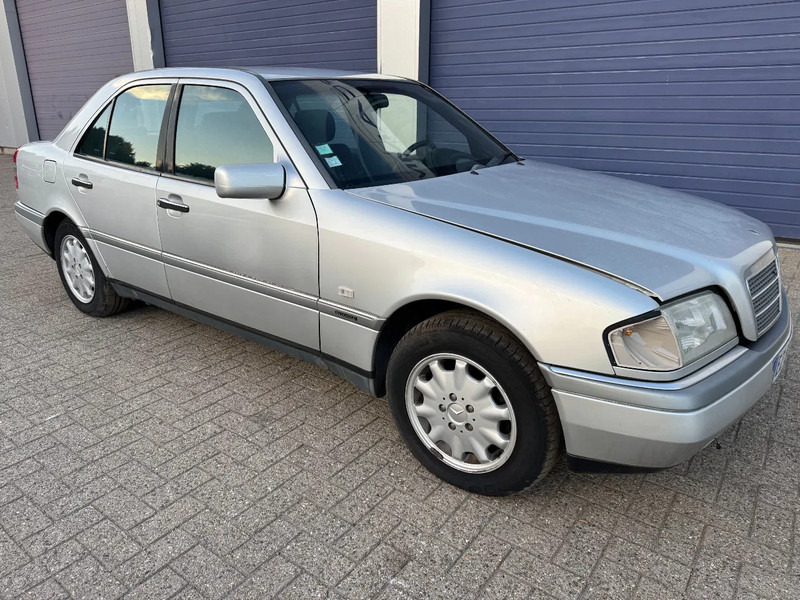 Mercedes-Benz C-Klasse **C180-PETROL-AC** - Sedaan: pilt 3 Mercedes-Benz C-Klasse **C180-PETROL-AC** - Sedaan: pilt 3