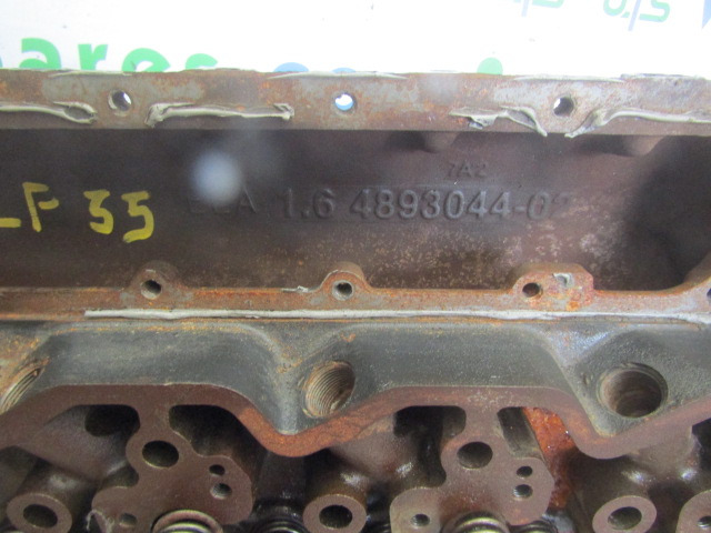 DAF LF 55 220/250 CYLINDER HEAD P/NO 4893044 / 140993 - Mootor ja varuosad - Veoauto: pilt 1 DAF LF 55 220/250 CYLINDER HEAD P/NO 4893044 / 140993 - Mootor ja varuosad - Veoauto: pilt 1