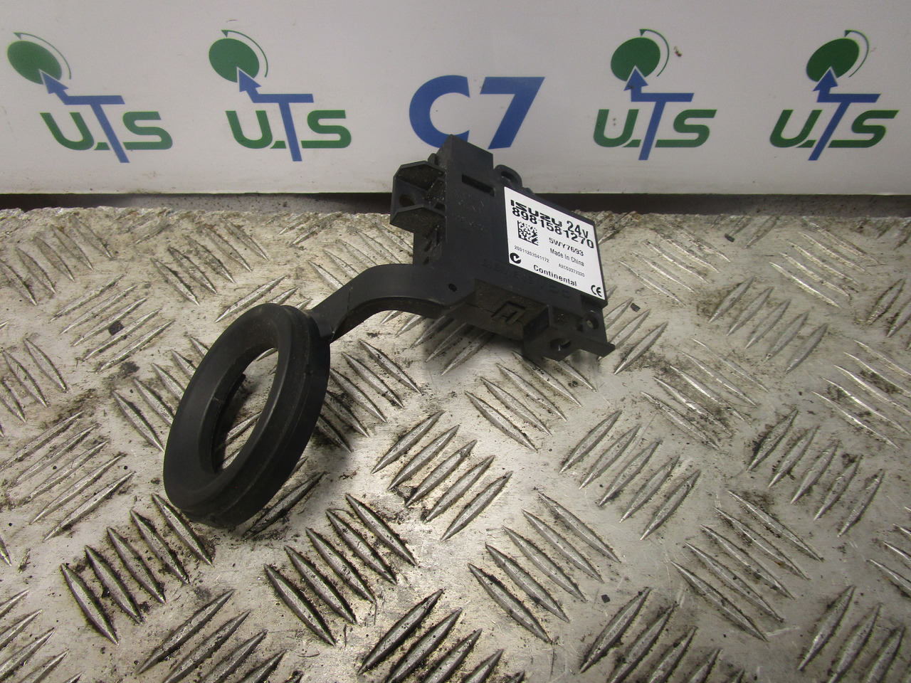 ISUZU N75 4HK1 IGNITION LOCK & KEY & TRANSPORTER - Kabiin ja interjöör - Veoauto: pilt 2 ISUZU N75 4HK1 IGNITION LOCK & KEY & TRANSPORTER - Kabiin ja interjöör - Veoauto: pilt 2