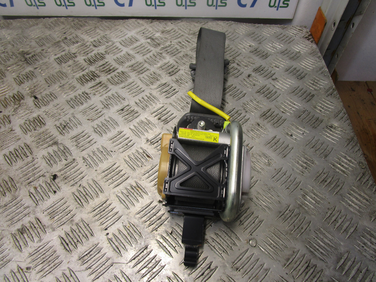 ISUZU N75 4HK1 SEAT BELT (PASSENGER SIDE) - Kabiin ja interjöör - Veoauto: pilt 1 ISUZU N75 4HK1 SEAT BELT (PASSENGER SIDE) - Kabiin ja interjöör - Veoauto: pilt 1