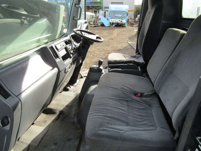ISUZU N75 CAB (2010) - Kabiin - Veoauto: pilt 5 ISUZU N75 CAB (2010) - Kabiin - Veoauto: pilt 5