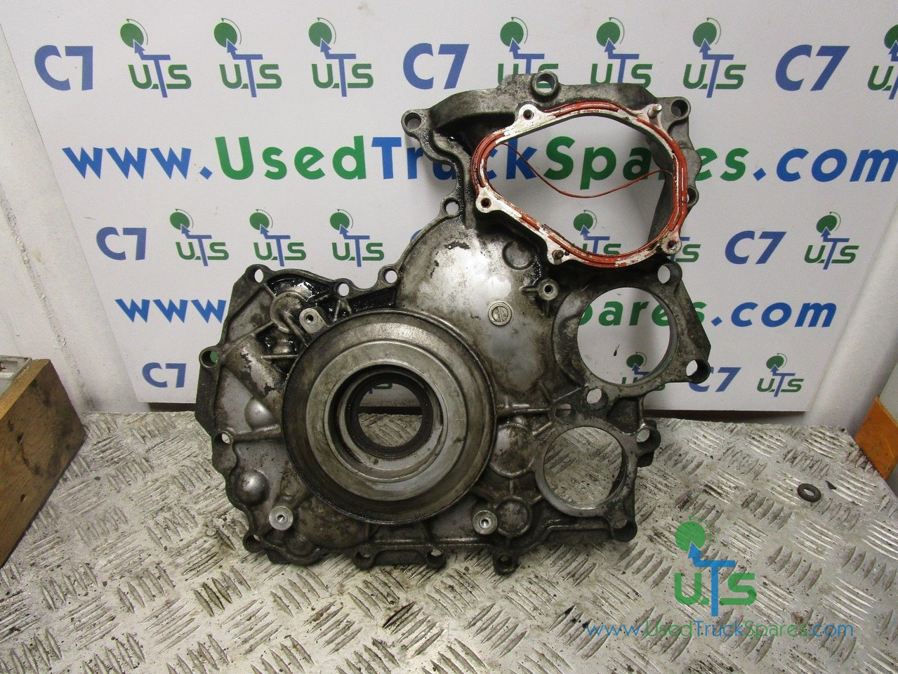 ISUZU NKR (4JJ1) OUTER TIMING COVER - Mootor ja varuosad - Veoauto: pilt 2 ISUZU NKR (4JJ1) OUTER TIMING COVER - Mootor ja varuosad - Veoauto: pilt 2