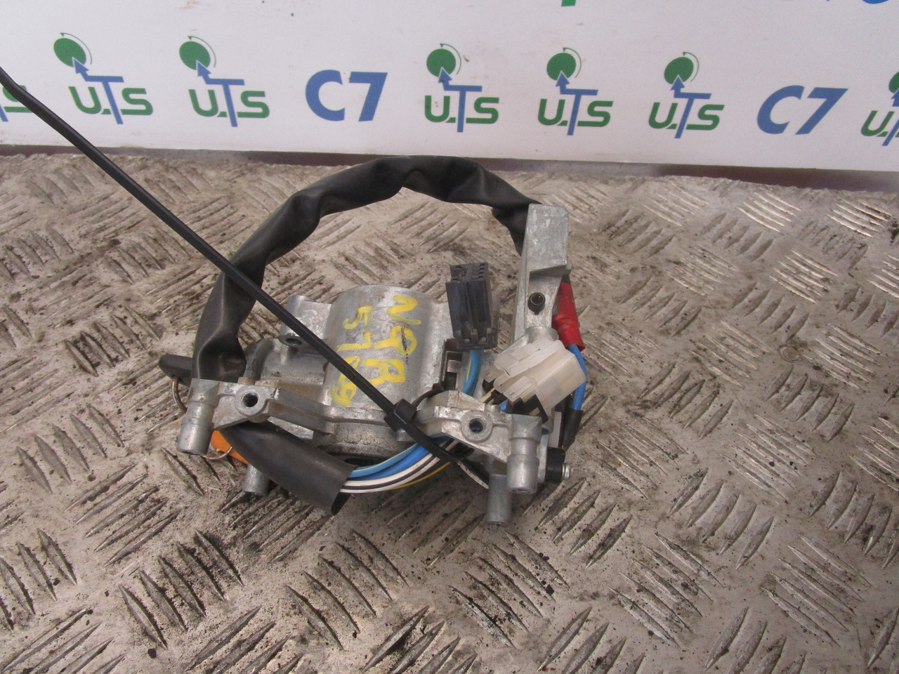 ISUZU NQR IGNITION LOCK AND KEYS - Kabiin ja interjöör - Veoauto: pilt 1 ISUZU NQR IGNITION LOCK AND KEYS - Kabiin ja interjöör - Veoauto: pilt 1