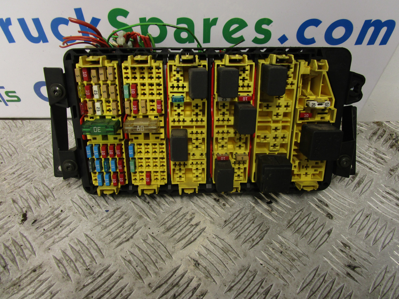 IVECO DAILY 3.0 FUSEBOARD P/NO 284912-2 - Elektrisüsteem - Veoauto: pilt 1 IVECO DAILY 3.0 FUSEBOARD P/NO 284912-2 - Elektrisüsteem - Veoauto: pilt 1