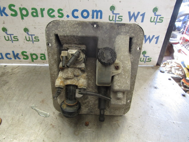 MERCEDES ATEGO 815 CLUTCH / BRAKE PEDAL CLUSTER - Piduriosad - Veoauto: pilt 1 MERCEDES ATEGO 815 CLUTCH / BRAKE PEDAL CLUSTER - Piduriosad - Veoauto: pilt 1