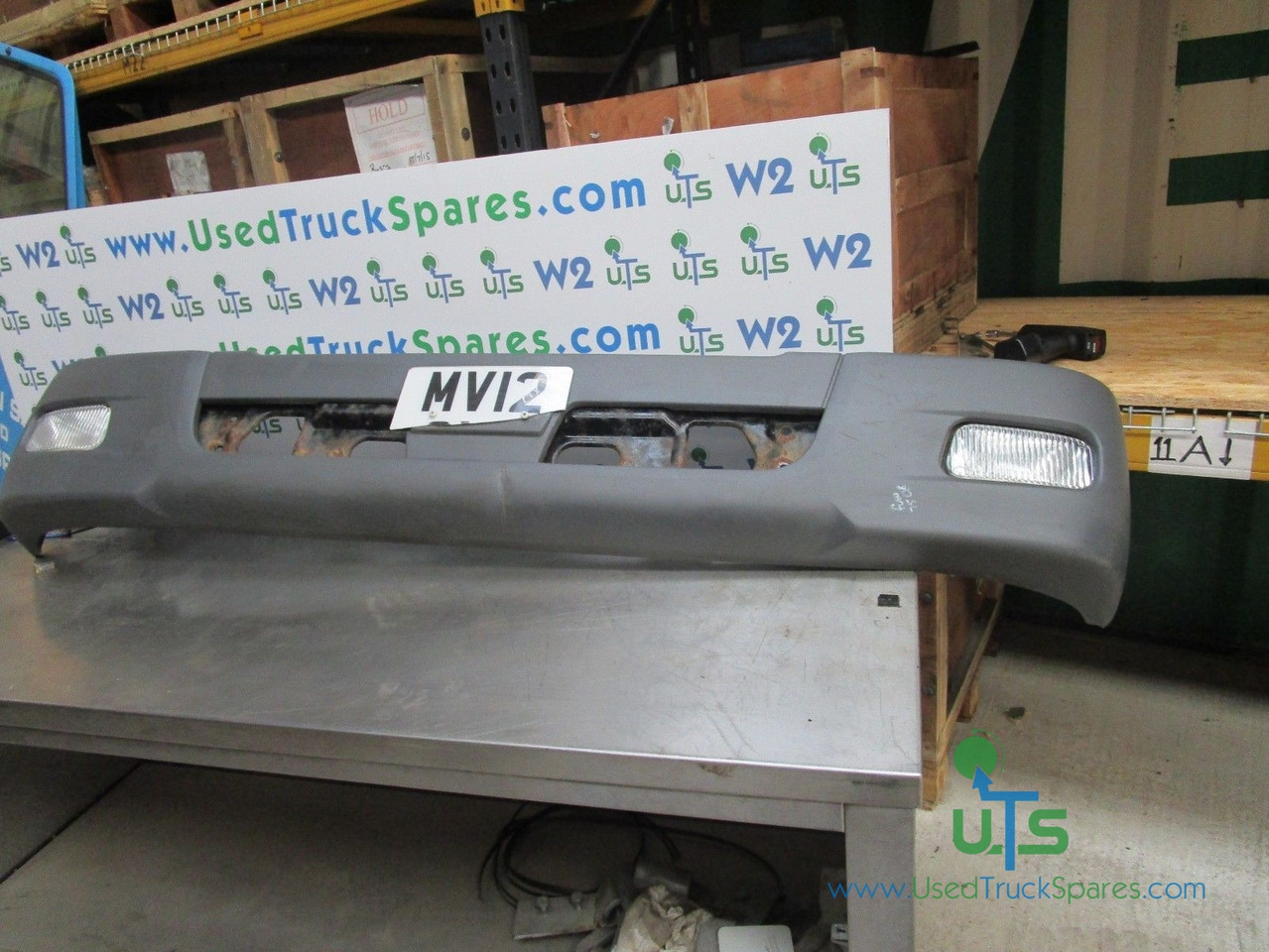 MITSUBISHI CANTER 75C FRONT BUMPER + FOG LIGHTS - Kabiin ja interjöör - Veoauto: pilt 1 MITSUBISHI CANTER 75C FRONT BUMPER + FOG LIGHTS - Kabiin ja interjöör - Veoauto: pilt 1