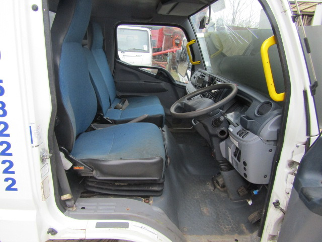 MITSUBISHI FUSO 7C15/18 CAB 2012 - Kabiin - Veoauto: pilt 2 MITSUBISHI FUSO 7C15/18 CAB 2012 - Kabiin - Veoauto: pilt 2