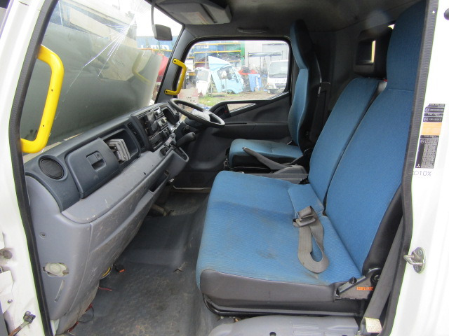 MITSUBISHI FUSO 7C15/18 CAB 2012 - Kabiin - Veoauto: pilt 3 MITSUBISHI FUSO 7C15/18 CAB 2012 - Kabiin - Veoauto: pilt 3